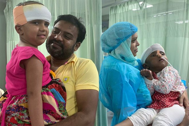 A szétválasztott bangladesi ikrek a szüleikkel a kórházban, 2019-ben