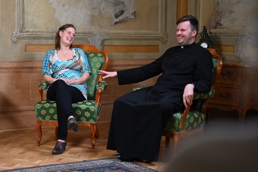 húsvéti témájú Képmás-est Bese Gergő atyával és Dyekiss Virág néprajzkutatóval