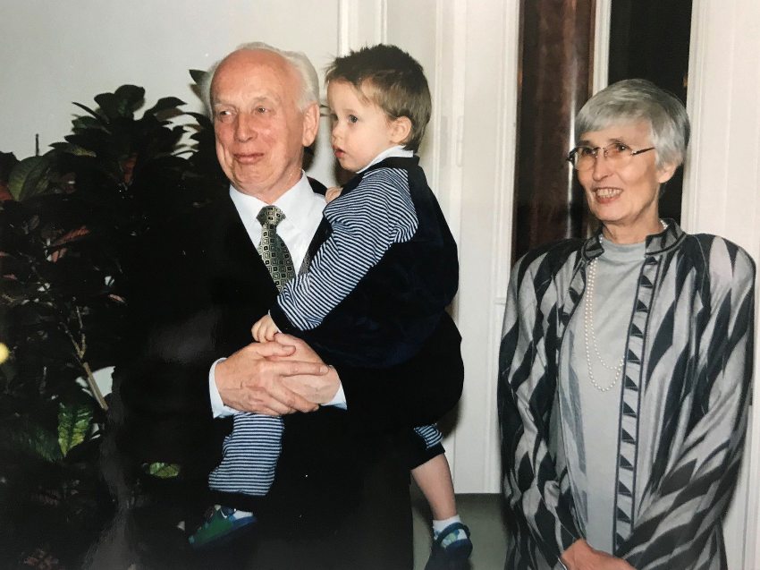 A Mádl házaspár Miklós unokájukkal