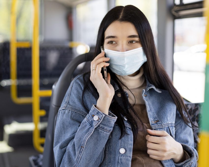 Buszon telefonáló nő, aki rosszul hallja azt, akivel beszél