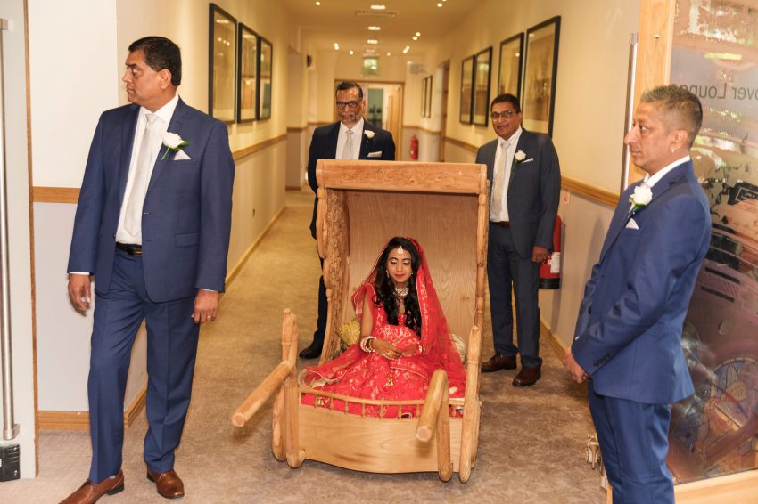 Hindu esküvő Windsorban. Egyesült Királyság, 2017, (elrendezett házasság)