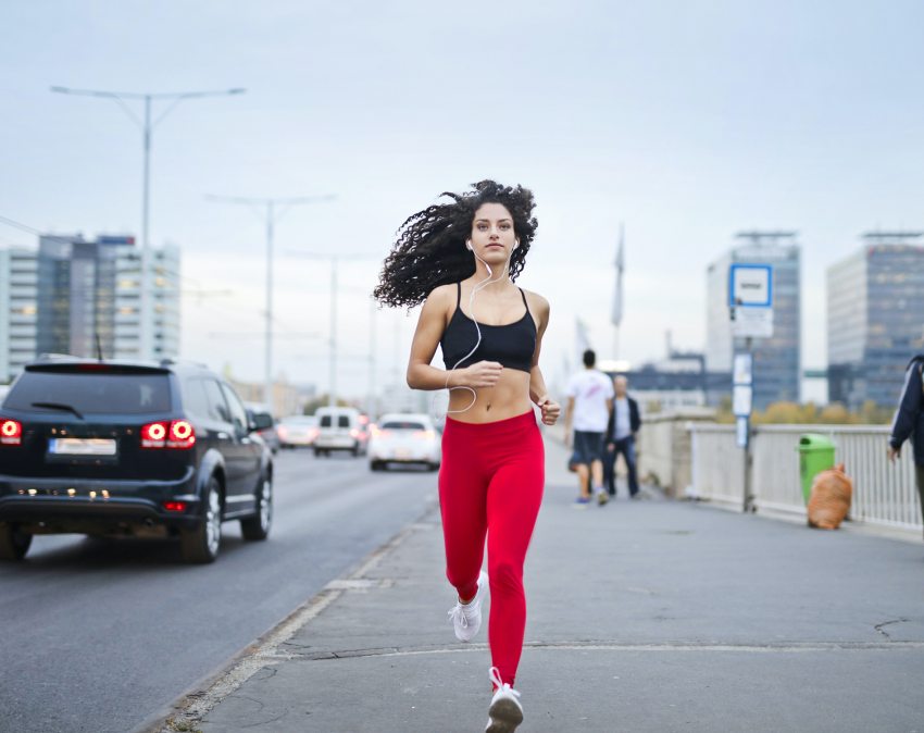 Városban futó nő