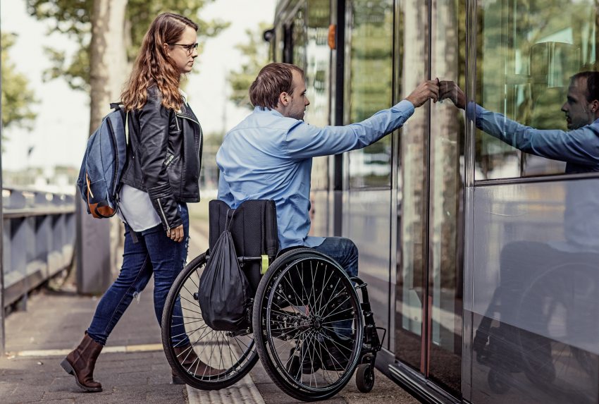 fogyatékkal élők segítése
