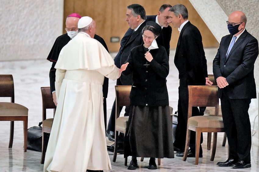 Raffaella Petrini kezet fog Ferenc pápával