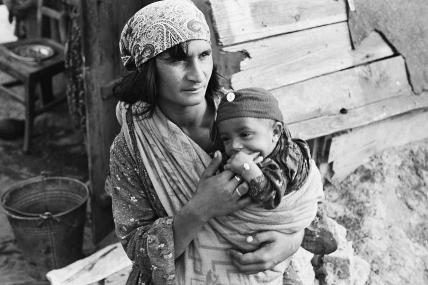 roma nő gyermekével