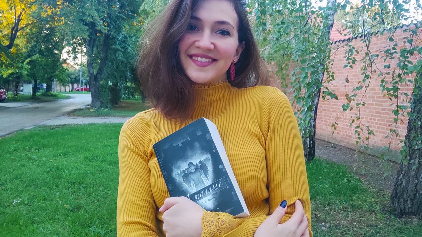 Tóth Tamara "A manassé" című regényét tartja
