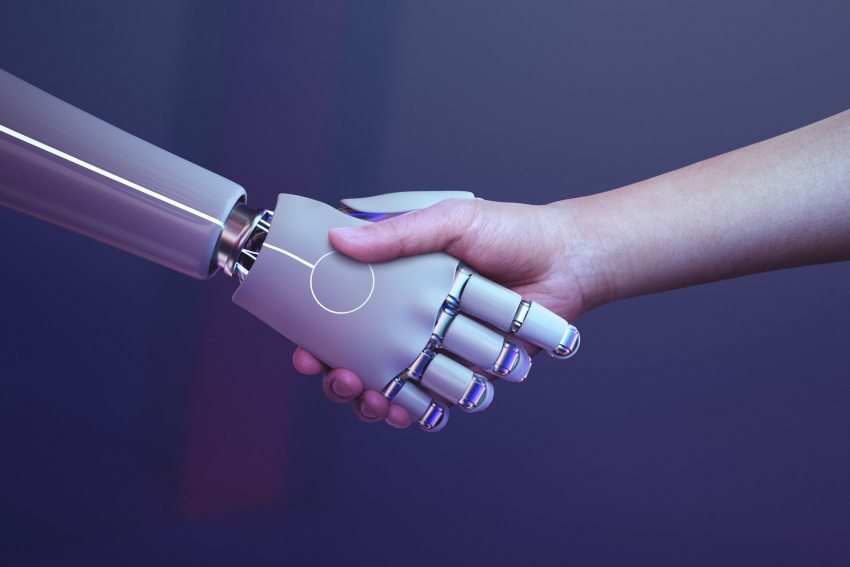 robotpilitikus, egy robot és egy ember keze