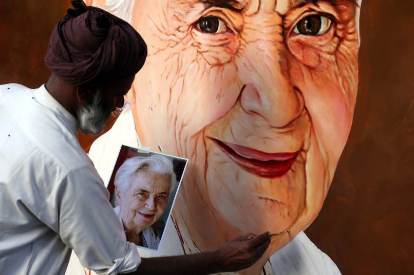 Egy pakisztáni művész Ruth Pfau arcképét festi a temetési szertartás alkalmából 