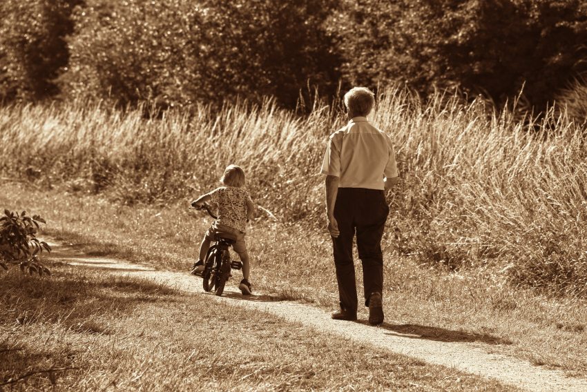 Nagypapa az unokájával sétál