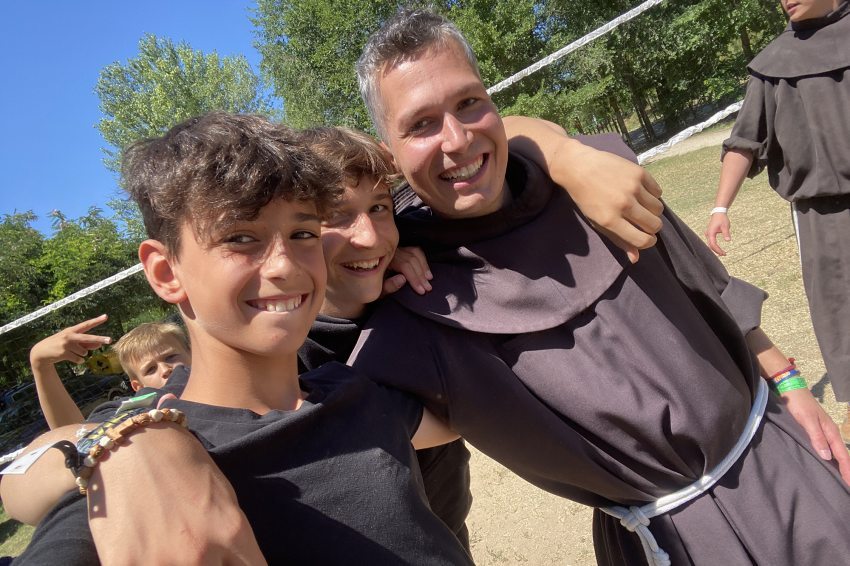 Mihály Zillich Franciscan monk among kids