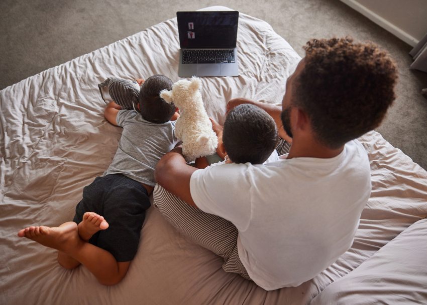 kisgyerek és férfi laptop előtt