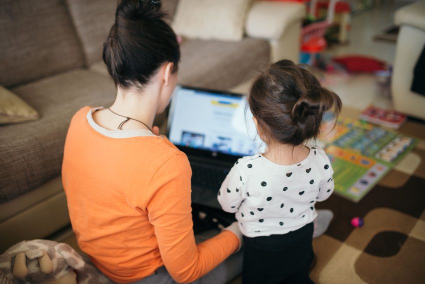 egy nő és egy kislány laptopot néznek