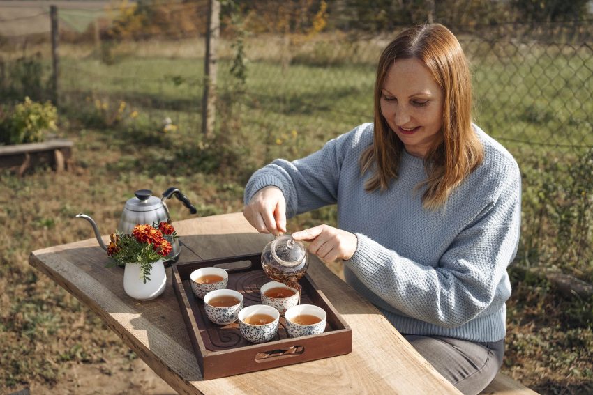 Varga Marianna teanagykövet teakészítés közben