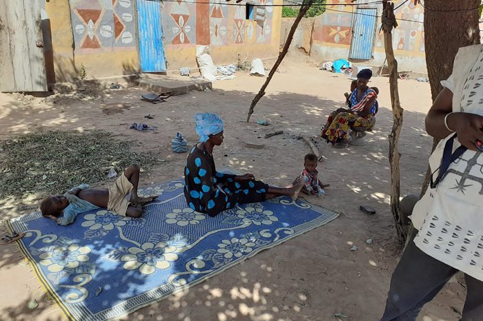 afrikai emberek szőnyegen ülnek
