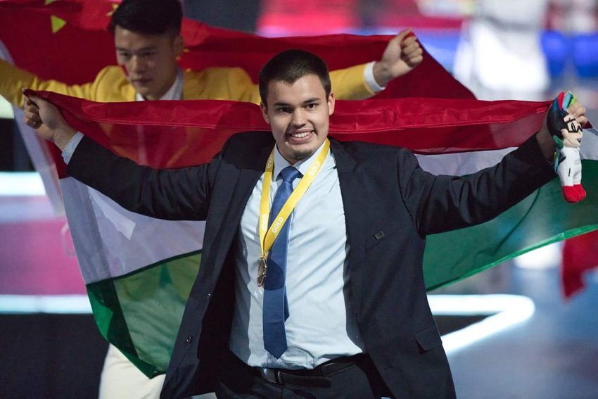Krisztián Simon with the Hungarian flag