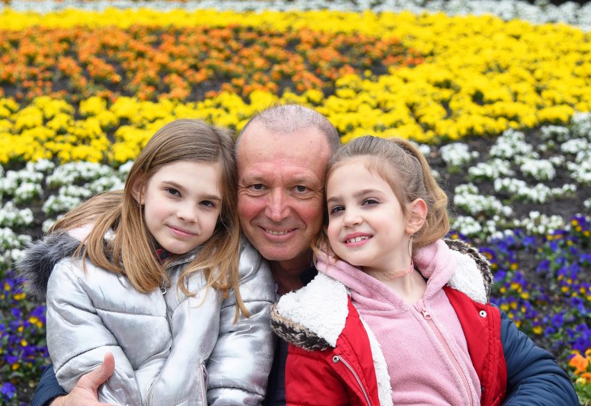 Győrfi Pál két lányával