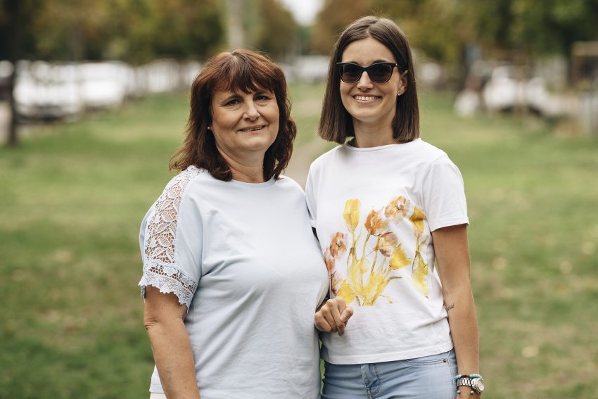 Regina Káró with her mother