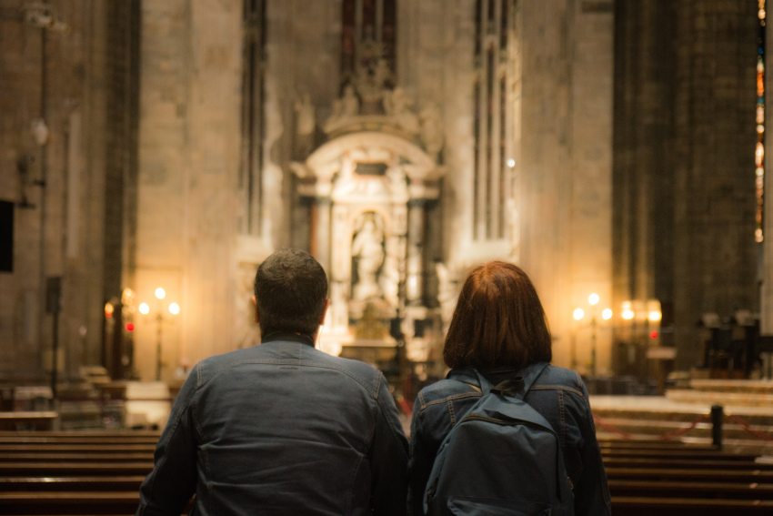 férfi és nő templomban ül
