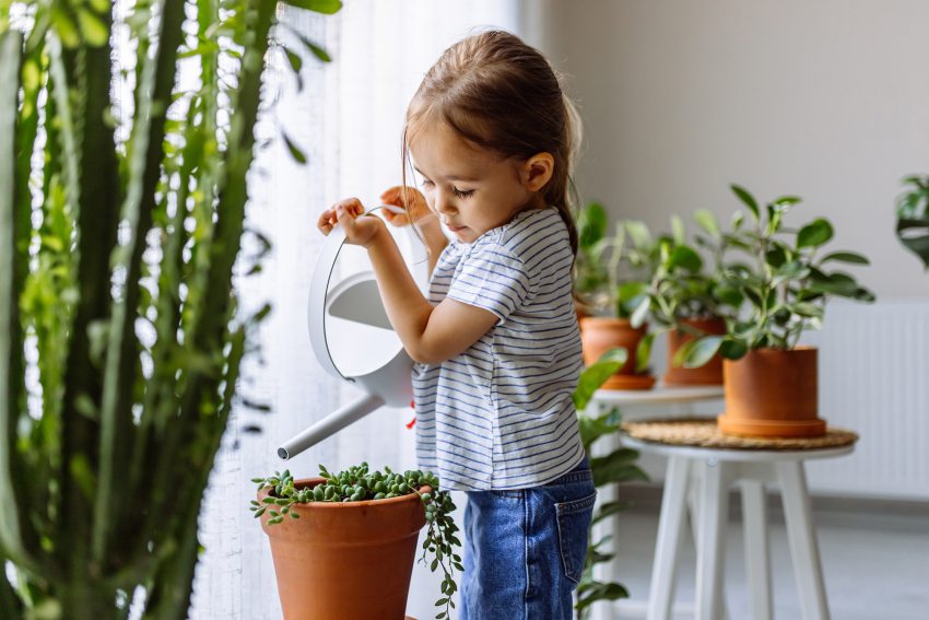 kislány növényt öntöz
