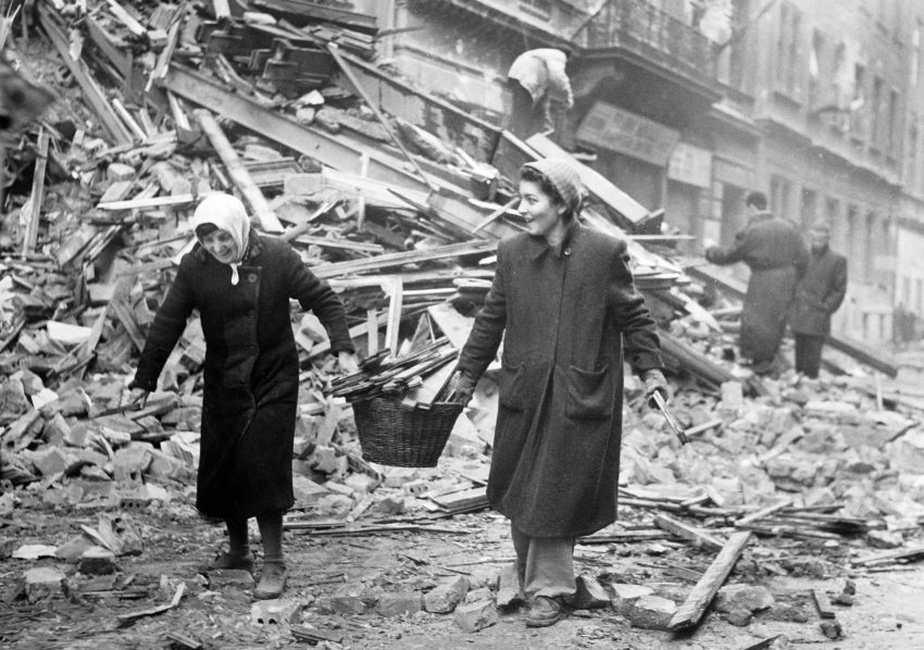 két asszony kosarat visz az 1956-os forradalom után