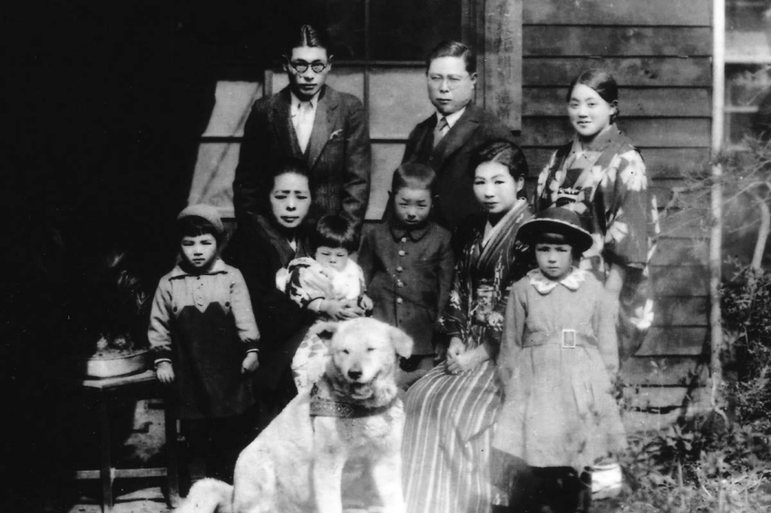 Hacsi kutya gazdájával és annak családjával