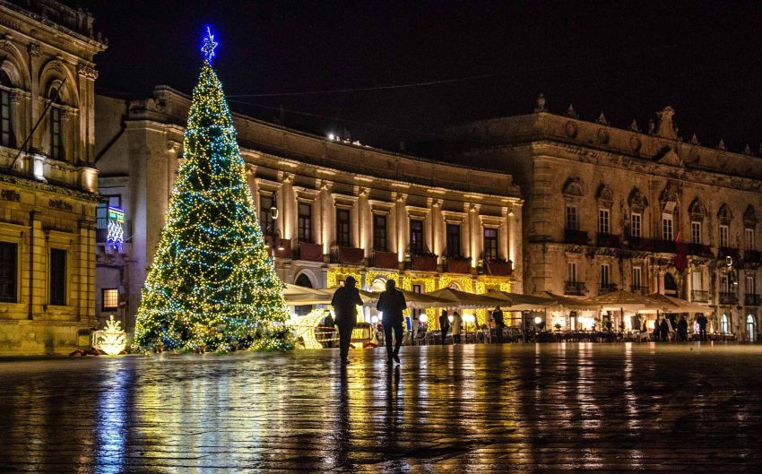 A szicíliai Szirakúza főtere adventi díszben 