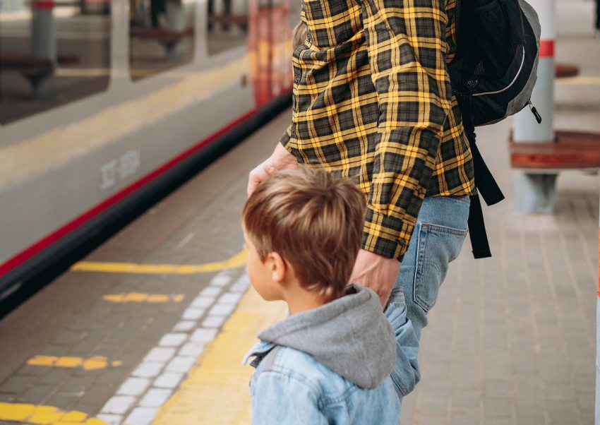 férfi és kisfiú metrómegállóban áll