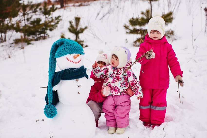 gyerekek hóemberrel