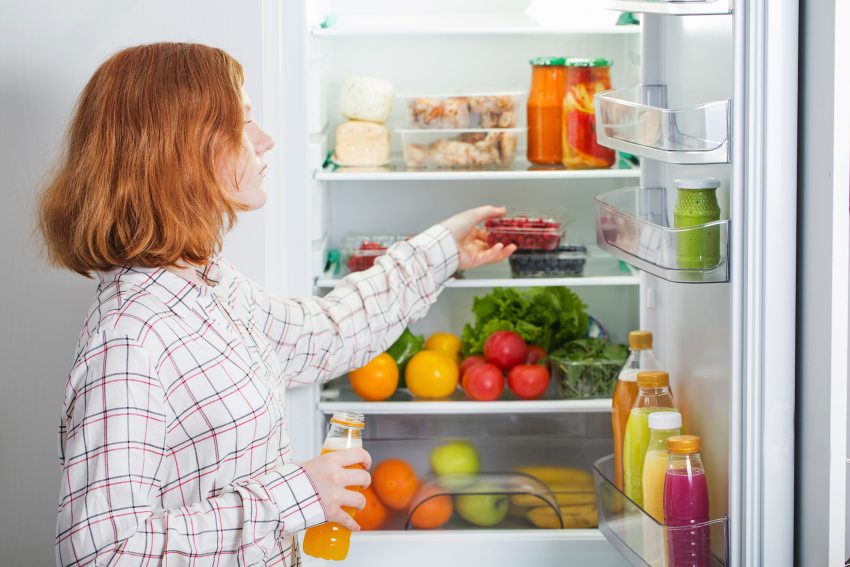 hűtőt kinyitó nő
