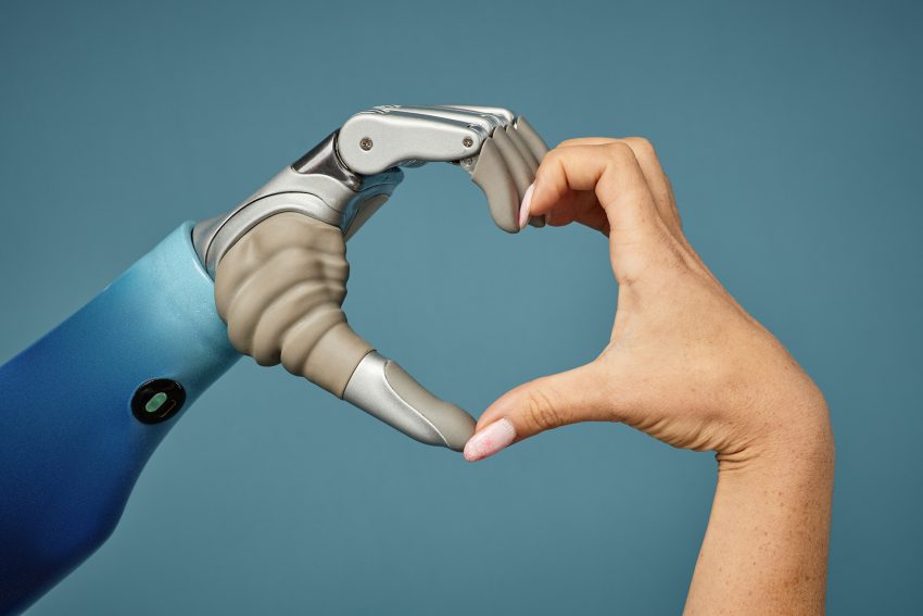 robot és ember keze szívet formál