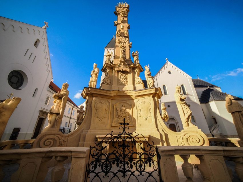 Veszprém főterén a Szentháromság-szobor