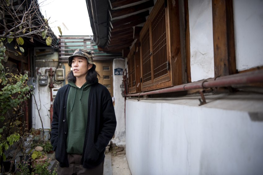 hikikomori azaz otthon elbújó japán férfi (illusztráció)
