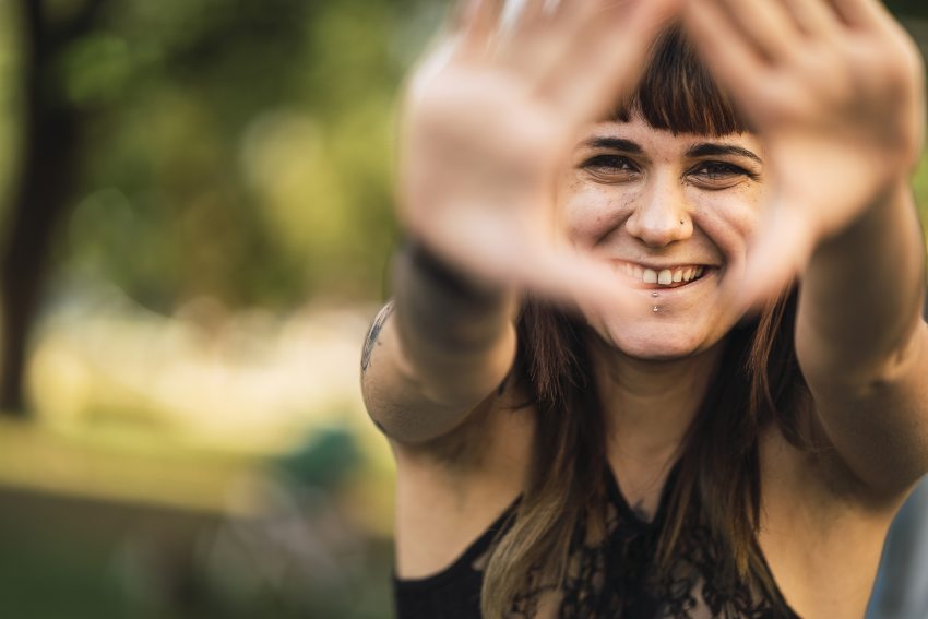 menstruációs szegénység témájú cikkhez vidám nőről illusztráció