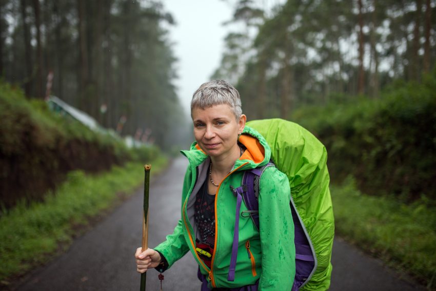 életközépi válság után túrázó nő (illusztráció)