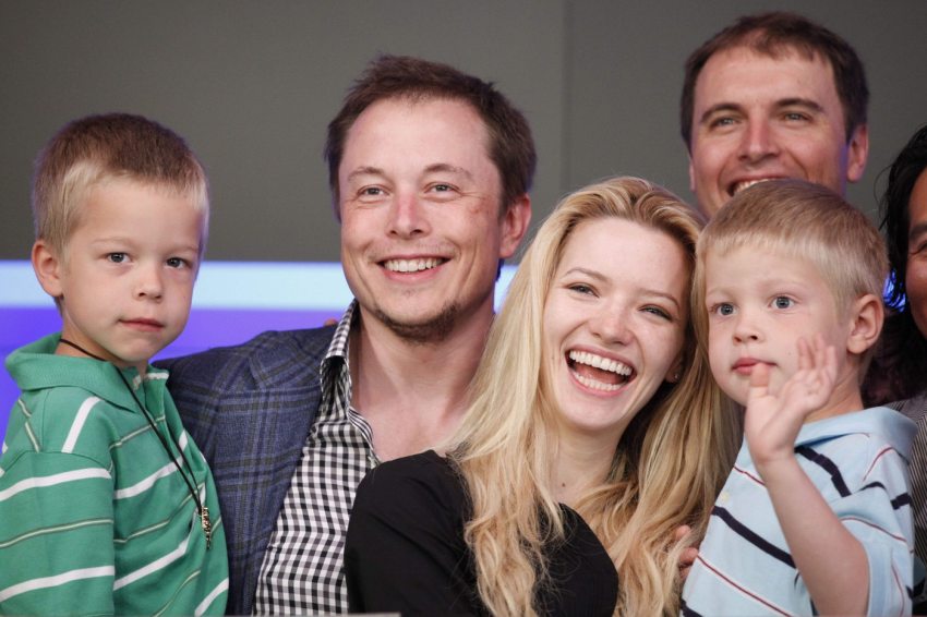 Elon Musk két gyereke és második felesége, Talulah Riley