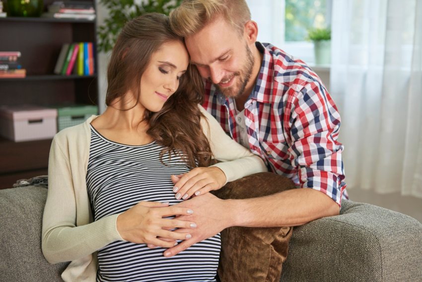 babaváró támogatás után babát váró pár (illusztráció)
