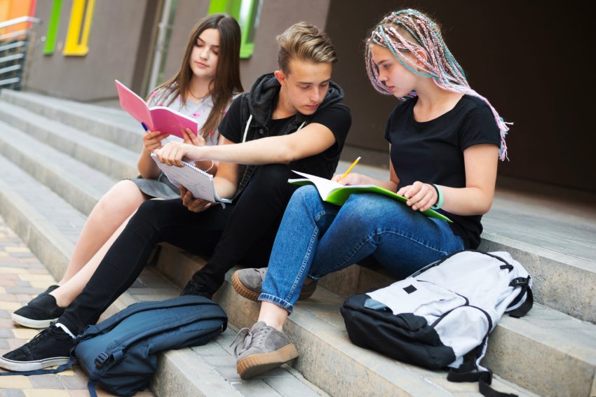 diákok tiltott tárgyak nélkül iskola udvarán