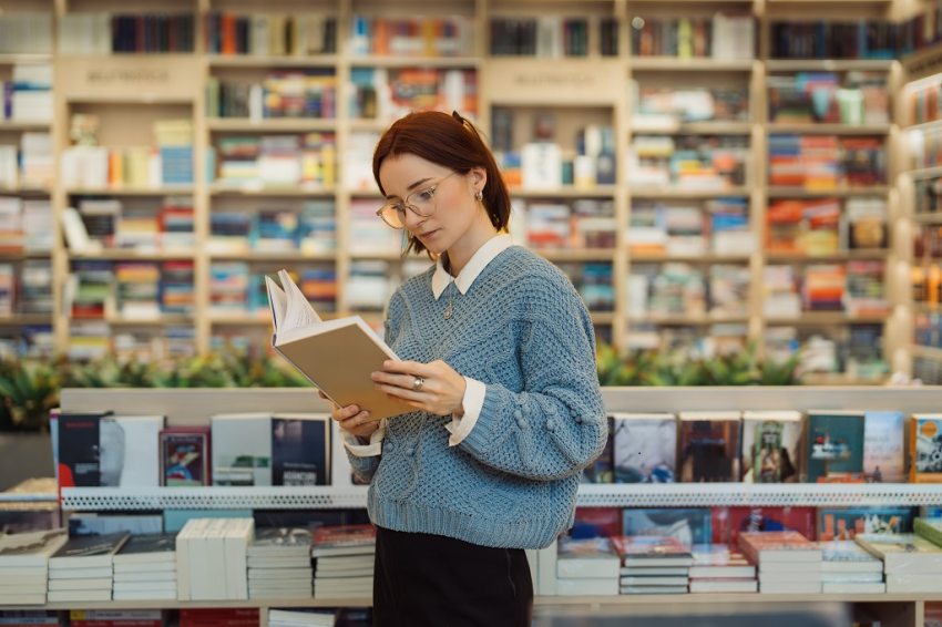 young adult irodalom egy lány kezében