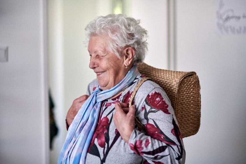 Elvira Kollár Jenőné with a backpack made from cattails