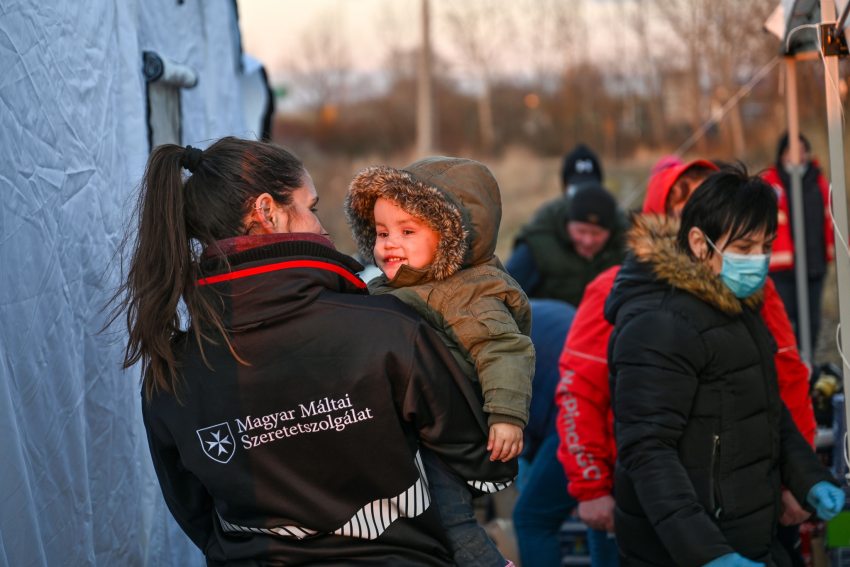 menekültek a Magyar Máltai Szeretetszolgálat munkatársaival