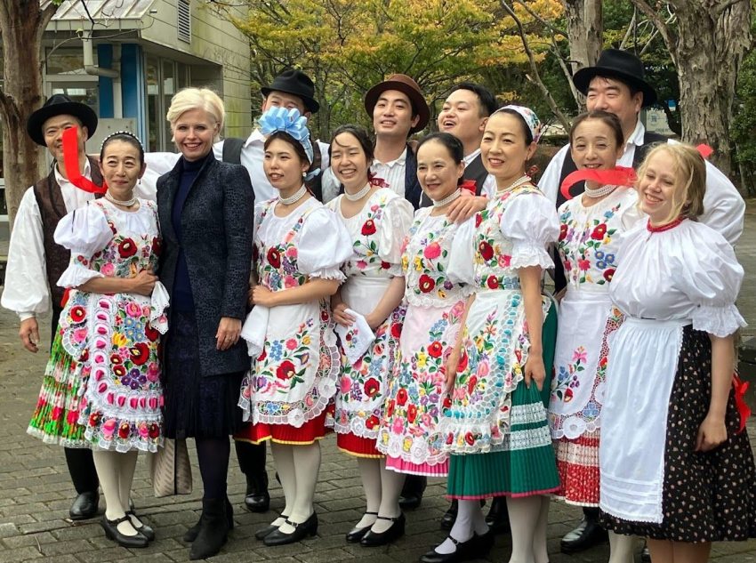 Merényi Krisztina Japán néptáncosokkal