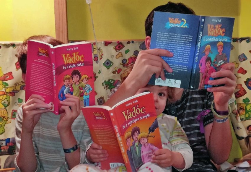 Vadóc könyv gyerekek kezében