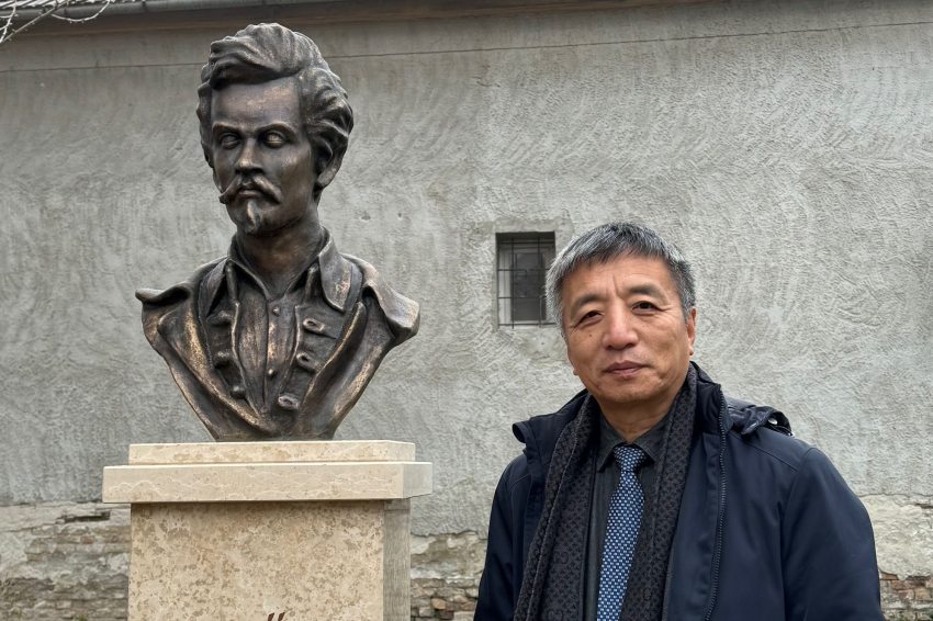 Petőfi Sándor szobra és kínai fordítója