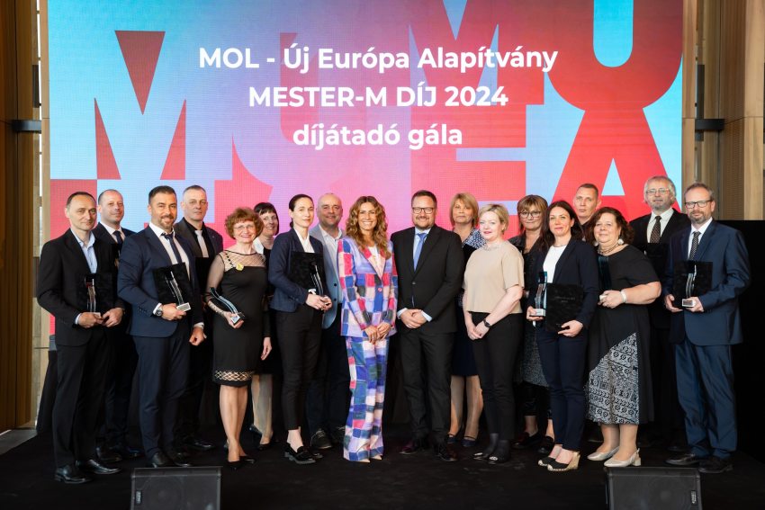 Mester-M Díj 2024 díjazottjainak csoportképe, a díjátadókkal