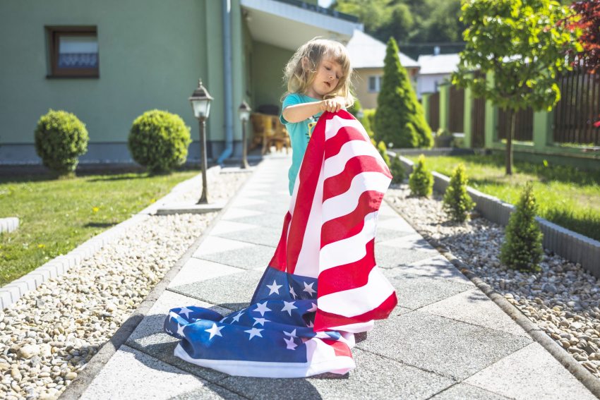 kislány amerikai zászlóval