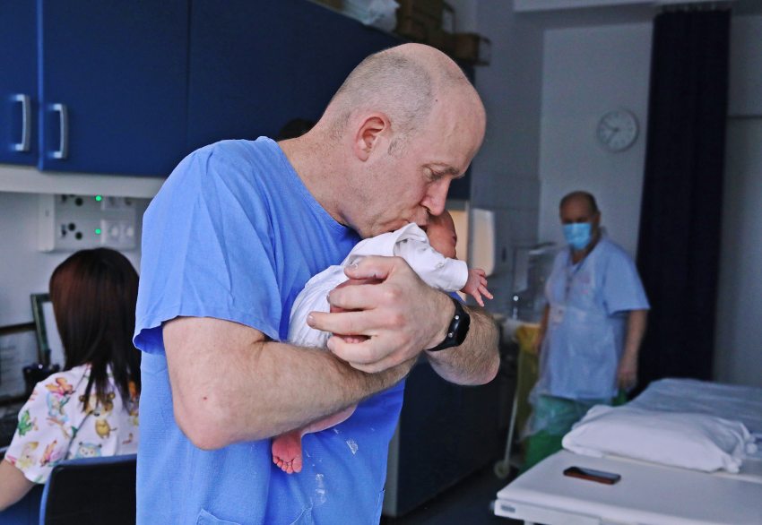 dongaláb gyógyítója, Szabó Miklós egy kisbabával