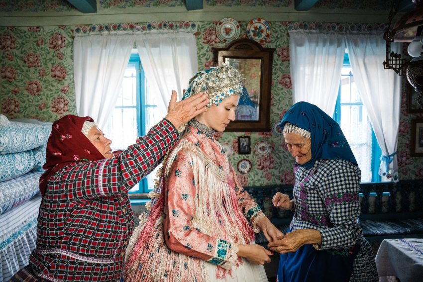 menyasszonyt öltöztetnek