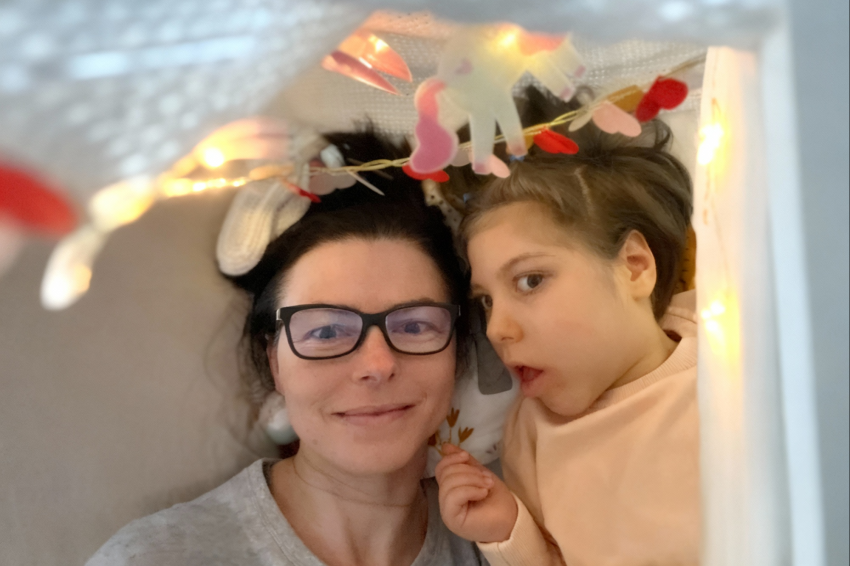 fogyatékossággal élő gyerek és édesanyja