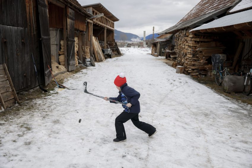 Jégkorongozó Vidéki Hargita program egy résztvevője
