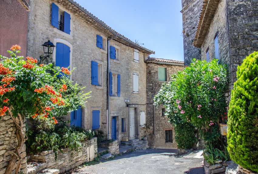 Saignon és Ménerbes házfalait élő díszlet borítja  